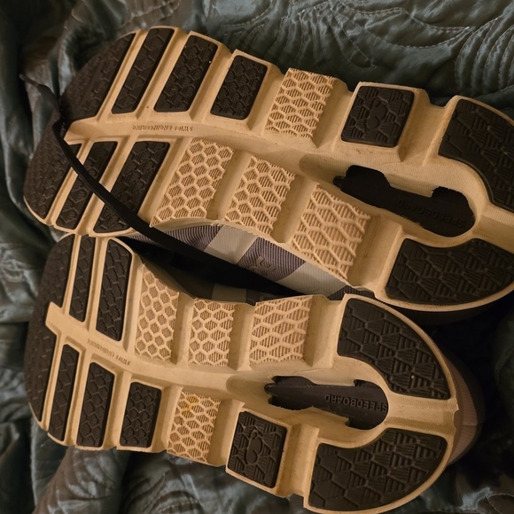 On Running cloudrunner shoes - Picture 6 of 7